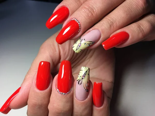 Manicure Rossa Con Una Farfalla Gialla Sulle Unghie Lunghe — Foto Stock