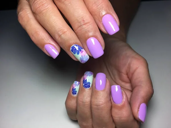 Modny Manicure Liliowy Wzorem Kwiatów Teksturowanej Tło — Zdjęcie stockowe