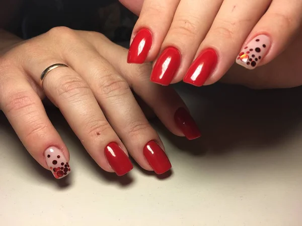 Manicura Roja Moda Con Dulces Rojos Las Uñas Largas —  Fotos de Stock