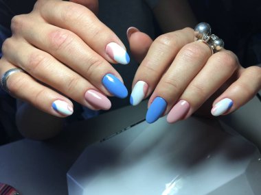 mavi ve pembe bir oval şeklinde nazik manikür