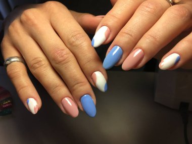 mavi ve pembe bir oval şeklinde nazik manikür