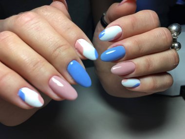 mavi ve pembe bir oval şeklinde nazik manikür