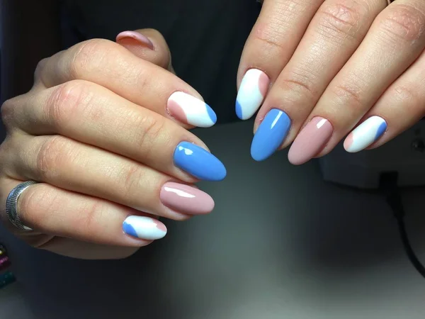 Delikatny Manicure Niebieski Różowy Formie Owal — Zdjęcie stockowe