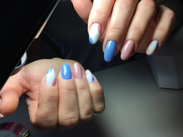 Zachte Manicure Blauw Roze Vorm Van Een Ovaal — Stockfoto