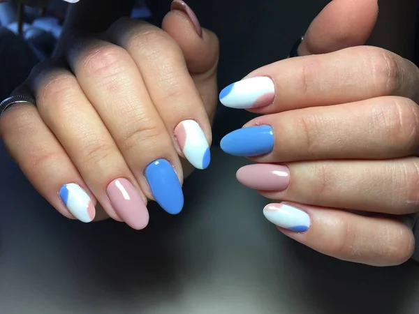 柔和的修指甲在蓝色和粉红色的形式为椭圆形 — 图库照片
