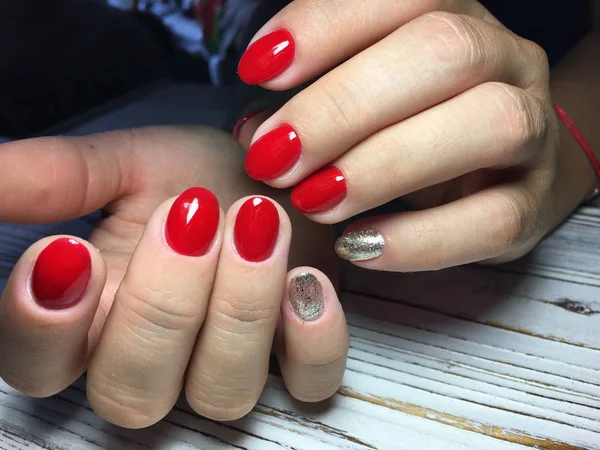 Modny Manicure Czerwony Złoty Design Teksturowanej Tło — Zdjęcie stockowe