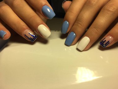 Beyaz tasarım ve hafif bir arka plan üzerinde mavi piyon ile şık mavi manikür