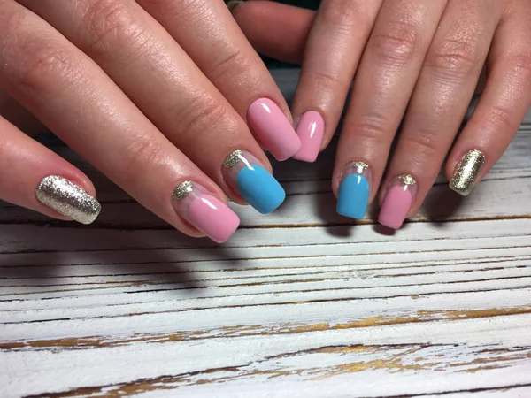 Trendy Roze Manicure Met Blauwe Patroon Gouden Ontwerp Een Gestructureerde — Stockfoto