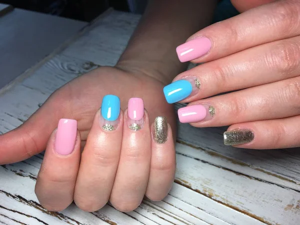 Manicura Rosa Moda Con Patrón Azul Diseño Dorado Sobre Fondo —  Fotos de Stock