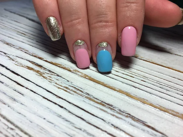 Trendy Roze Manicure Met Blauwe Patroon Gouden Ontwerp Een Gestructureerde — Stockfoto