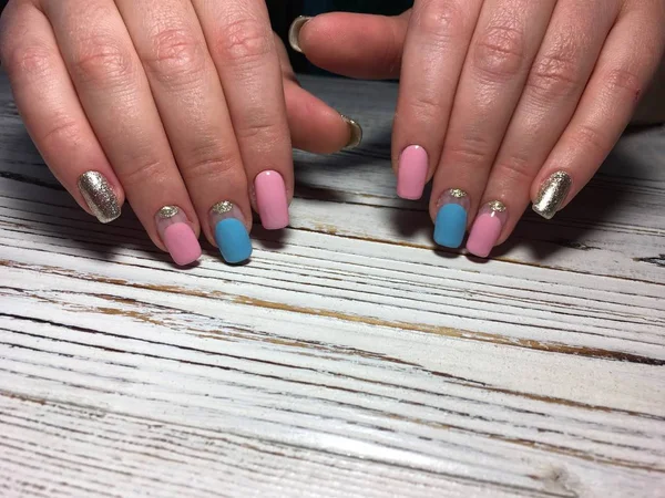 Manicura Rosa Moda Con Patrón Azul Diseño Dorado Sobre Fondo —  Fotos de Stock