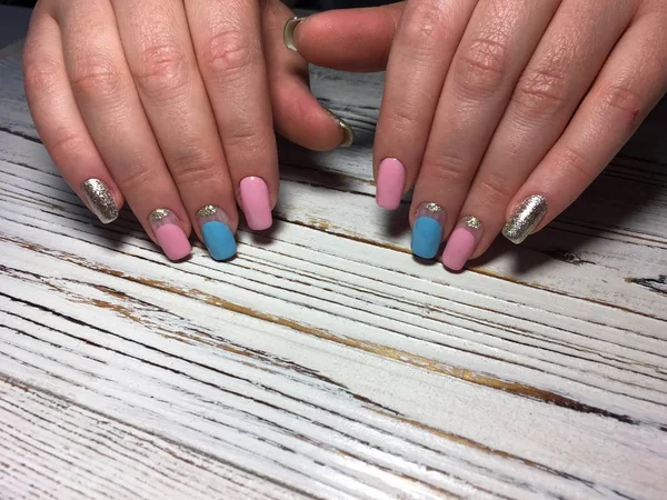 Trendy Roze Manicure Met Blauwe Patroon Gouden Ontwerp Een Gestructureerde — Stockfoto
