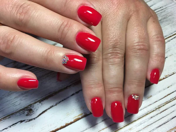 Manicure Vermelho Moda Com Design Ouro Fundo Texturizado Cinza — Fotografia de Stock