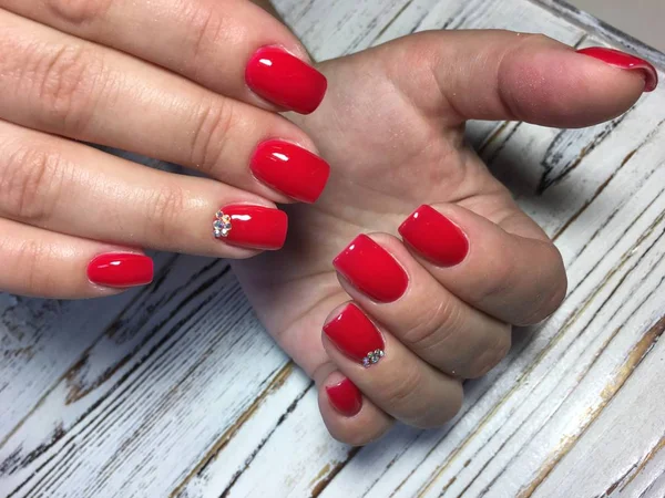 Manicura Roja Moda Con Diseño Oro Sobre Fondo Textura Gris — Foto de Stock