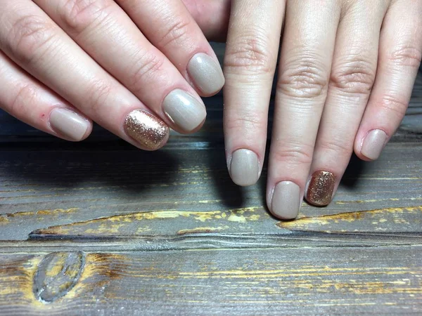 Manicure Bege Monocromático Elegante Com Design Dourado Fundo Texturizado — Fotografia de Stock