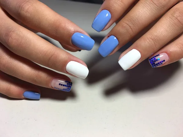 Trendy Blauwe Manicure Met Witte Design Blauwe Pionnen Een Lichte — Stockfoto