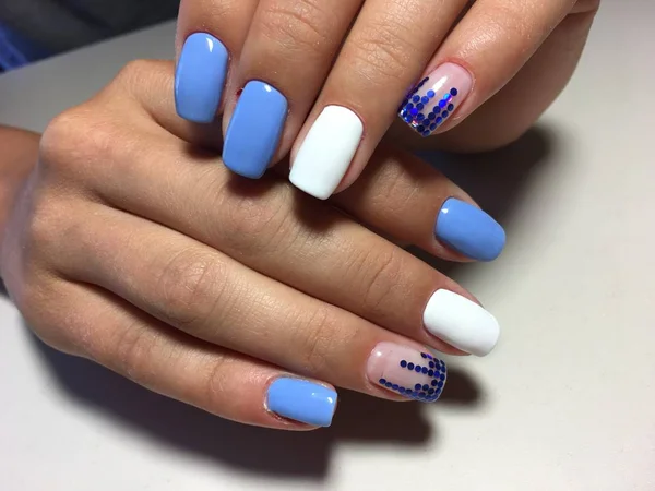 Manicure Azul Moda Com Desenho Branco Peões Azuis Fundo Leve — Fotografia de Stock