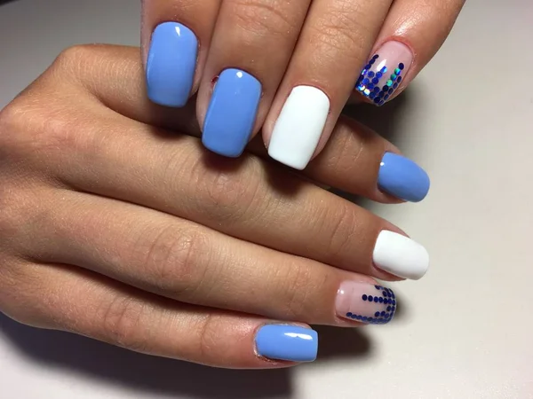 Manicure Azul Moda Com Desenho Branco Peões Azuis Fundo Leve — Fotografia de Stock