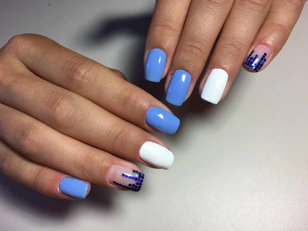 Modny Manicure Niebieski Projekt Białe Niebieskie Pionki Jasnym Tle — Zdjęcie stockowe