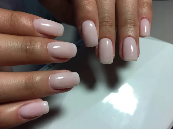 Manicura Tierna Leche Del Marfil Sobre Las Uñas Largas —  Fotos de Stock