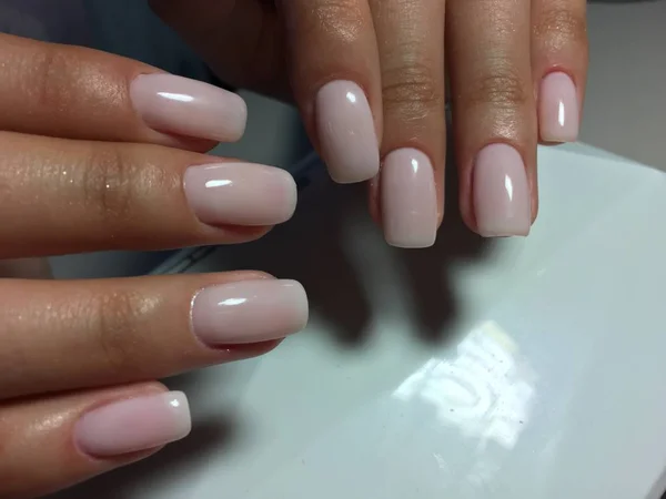 Zachte Melk Manicure Van Ivoor Lange Nagels — Stockfoto