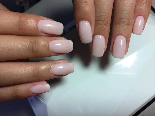 Zachte Melk Manicure Van Ivoor Lange Nagels — Stockfoto