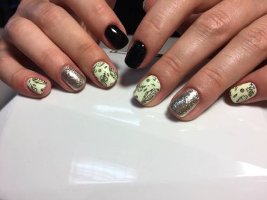 eşarplı moda kırmızı manikür, yeşil ve altın rengi