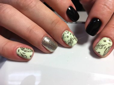 eşarplı moda kırmızı manikür, yeşil ve altın rengi