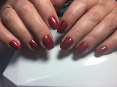 pullu üzerinde kısa çivi ile moda kırmızı manikür