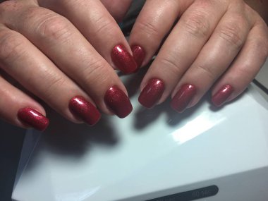 pullu üzerinde kısa çivi ile moda kırmızı manikür