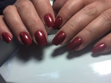 pullu üzerinde kısa çivi ile moda kırmızı manikür