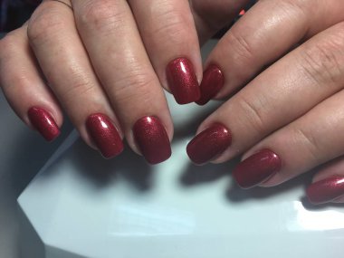 pullu üzerinde kısa çivi ile moda kırmızı manikür