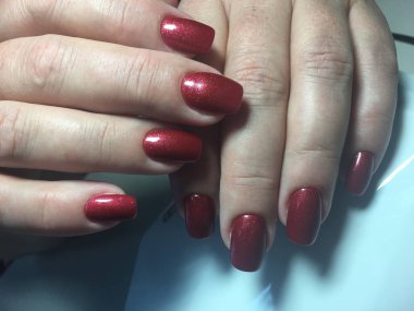 pullu üzerinde kısa çivi ile moda kırmızı manikür