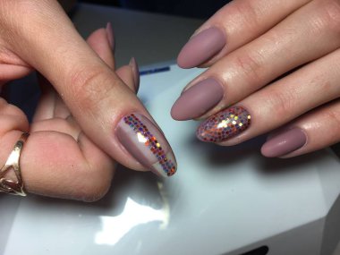 parlak bir dizain ile moda bej matt manikür