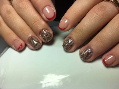 siyah desen ve altın tasarım kırmızı Fransız manikür