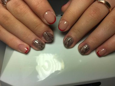 siyah desen ve altın tasarım kırmızı Fransız manikür