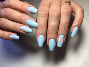 beyaz dantel ve üçgen delik ile şık mavi manikür