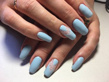 beyaz dantel ve üçgen delik ile şık mavi manikür