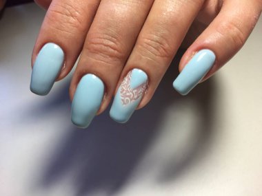 beyaz dantel ve üçgen delik ile şık mavi manikür