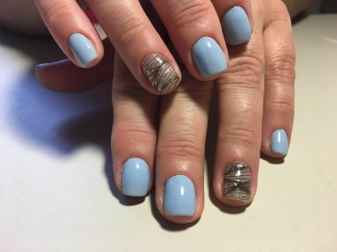 siyah bir desen ve Altın çizgili mavi moda manikür