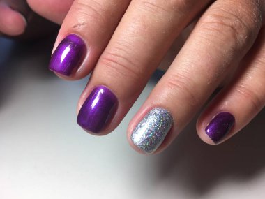 Holografik tasarımı ile moda parlak mor manikür