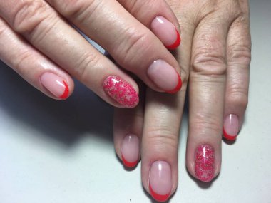 dantel ve altın ile hassas kırmızı Fransız manikür