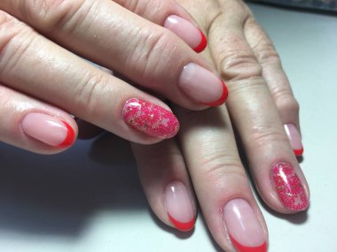 dantel ve altın ile hassas kırmızı Fransız manikür