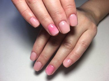 bir desen ve degrade nazik pembe manikür