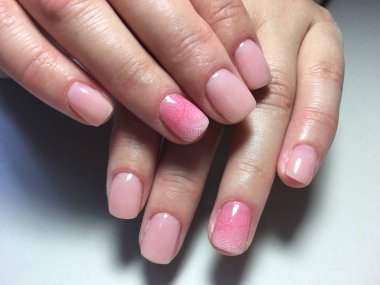 bir desen ve degrade nazik pembe manikür
