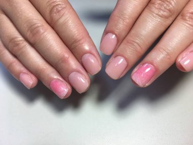 bir desen ve degrade nazik pembe manikür