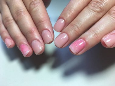 bir desen ve degrade nazik pembe manikür