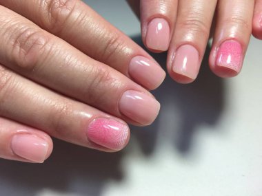 bir desen ve degrade nazik pembe manikür