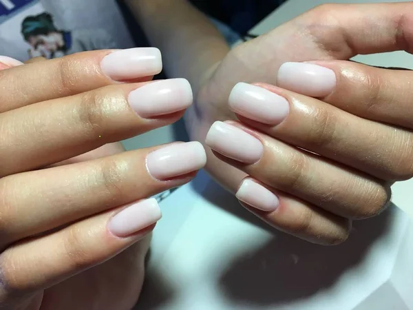 Manicura Tierna Leche Del Marfil Sobre Las Uñas Largas — Foto de Stock