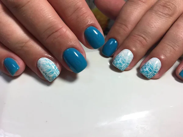 Moda Manicure Azul Com Gradiente Branco — Fotografia de Stock